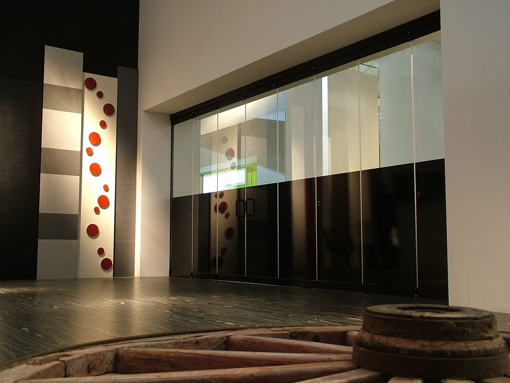 Parete mobile senza guida inferiore.