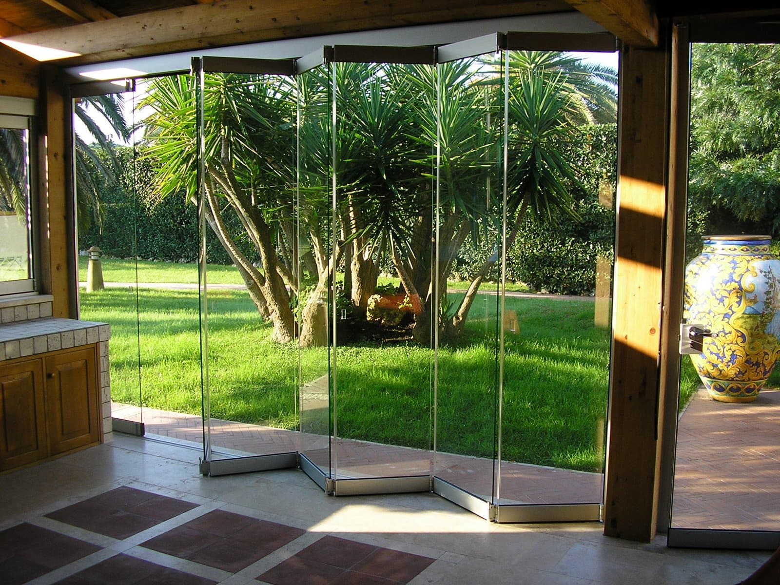 Il tuo salotto in giardino. In primo piano una vetrata imopacchettata, sullo sfondo la gemella chiusa. Il tuo salotto in giardino. In primo piano una vetrata imopacchettata, sullo sfondo la gemella chiusa.