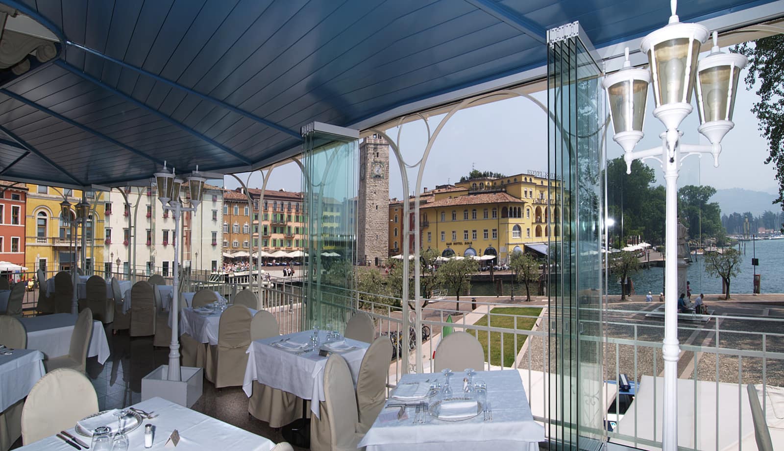 Hotel Europa - Terrazza con vetrate Giemme System con vista sulla piazza di Riva Del Garda. Hotel Europa - Terrazza con vetrate Giemme System con vista sulla piazza di Riva Del Garda.