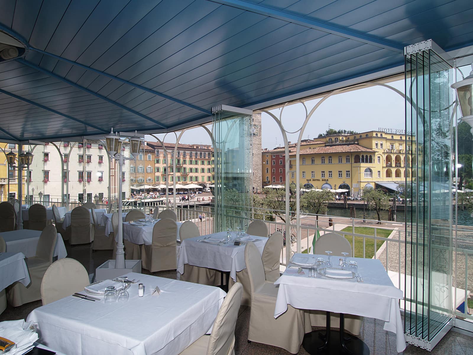 Hotel Europa - Terrazza con vetrate Giemme System con vista sulla piazza di Riva Del Garda. Hotel Europa - Terrazza con vetrate Giemme System con vista sulla piazza di Riva Del Garda.