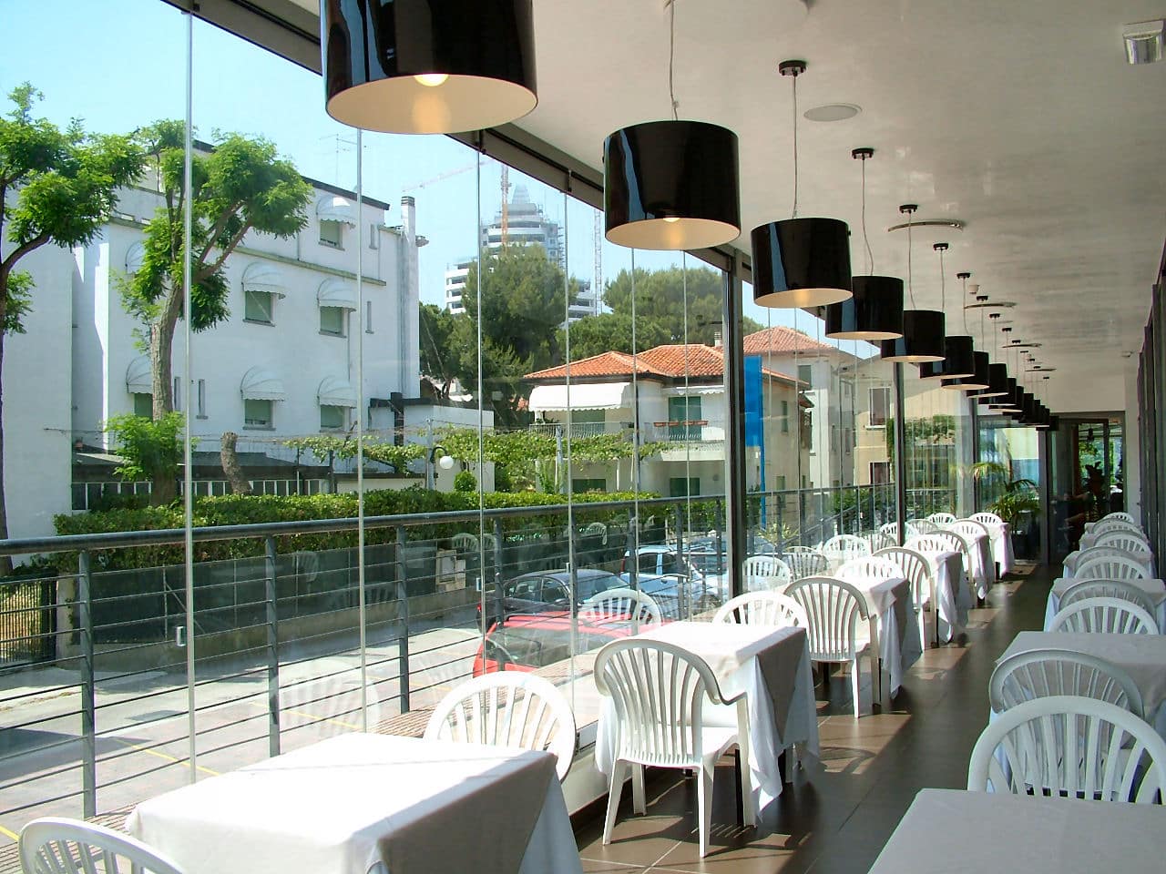 Hotel Adlon, Jesolo - Terrazzo adibito a ristorante apribile grazie al sistema tuttovetro di vetrate pieghevoli Giemme System. Hotel Adlon, Jesolo - Terrazzo adibito a ristorante apribile grazie al sistema tuttovetro di vetrate pieghevoli Giemme System.