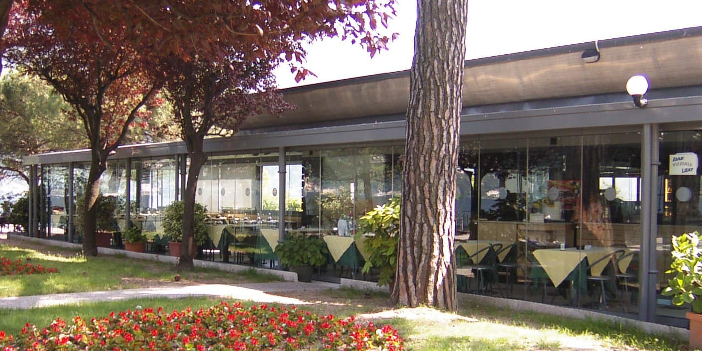 Realizzazione di Vetrata pieghevole lunga più di 20m lineari presso un ristorante a Cernobbio Realizzazione di Vetrata pieghevole lunga più di 20m lineari presso un ristorante a Cernobbio