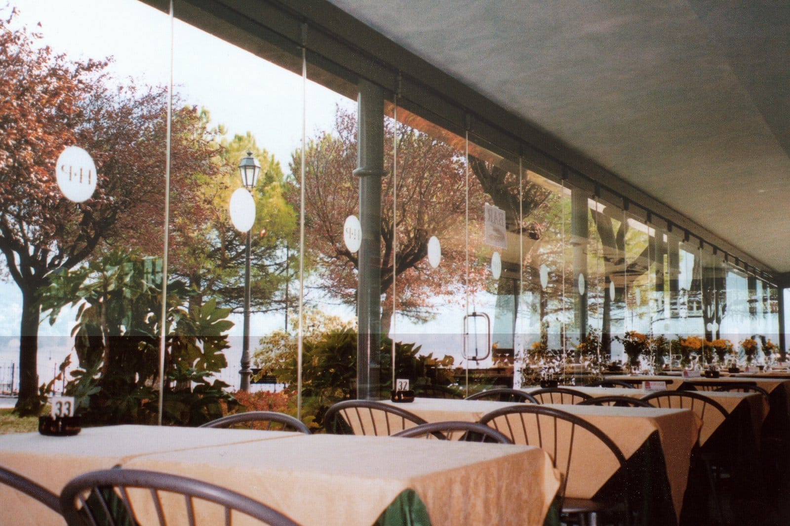 Realizzazione di Vetrata pieghevole lunga più di 20m lineari presso un ristorante a Cernobbio Realizzazione di Vetrata pieghevole lunga più di 20m lineari presso un ristorante a Cernobbio