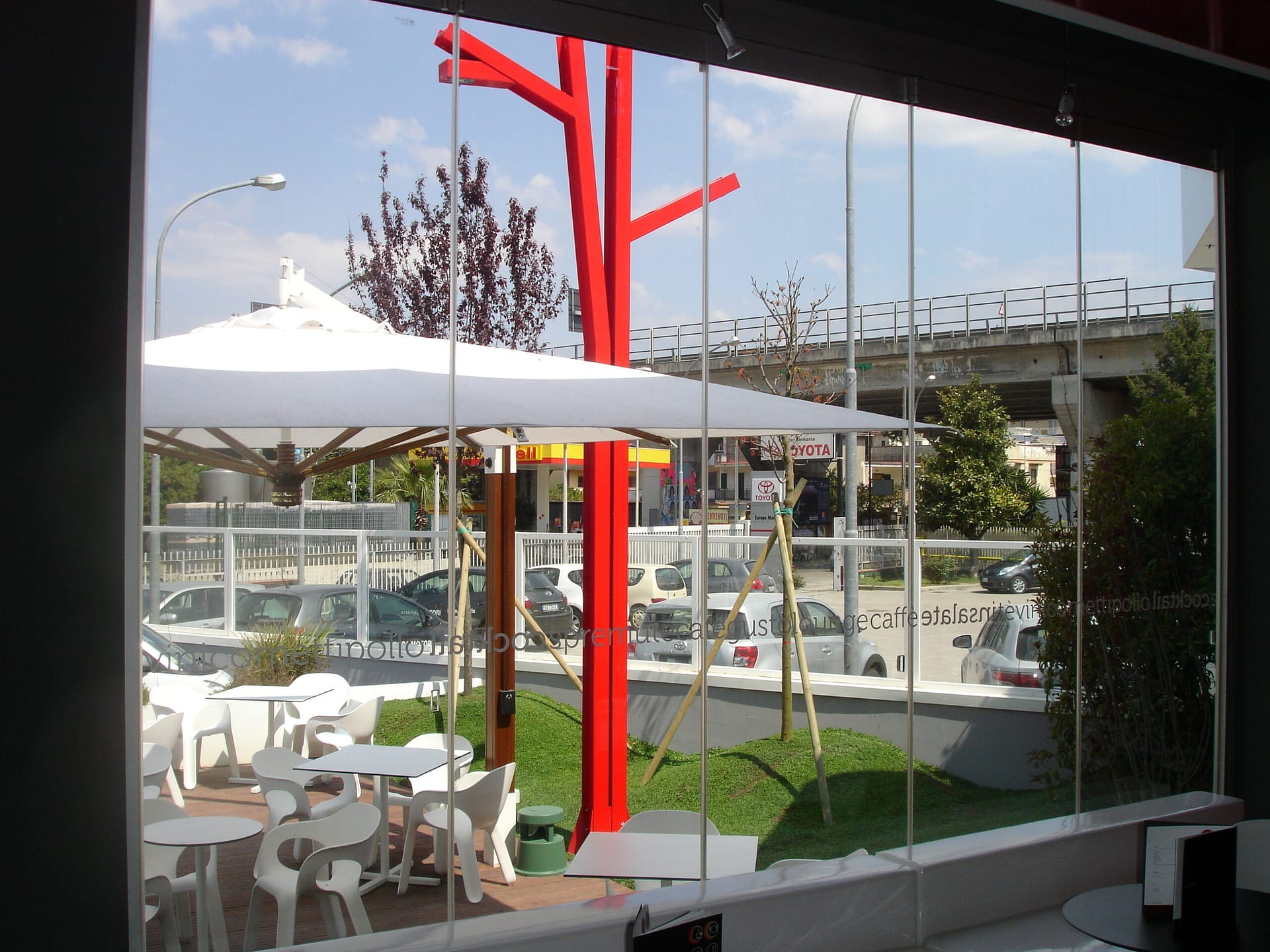 Vista interna. L'apertura delle vetrate permette di avere un ambiente continuo con l'esterno. Vista interna. L'apertura delle vetrate permette di avere un ambiente continuo con l'esterno.