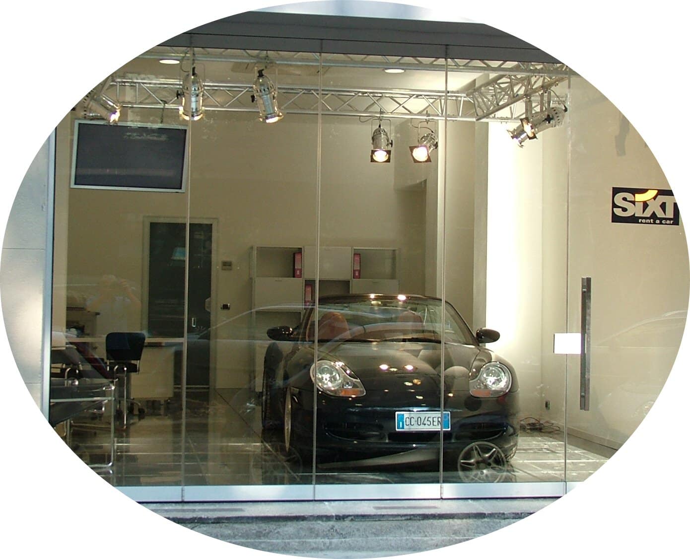 Vetri autonoleggio realizzata con vetrate pieghevoli Giemme System Vetri autonoleggio realizzata con vetrate pieghevoli Giemme System