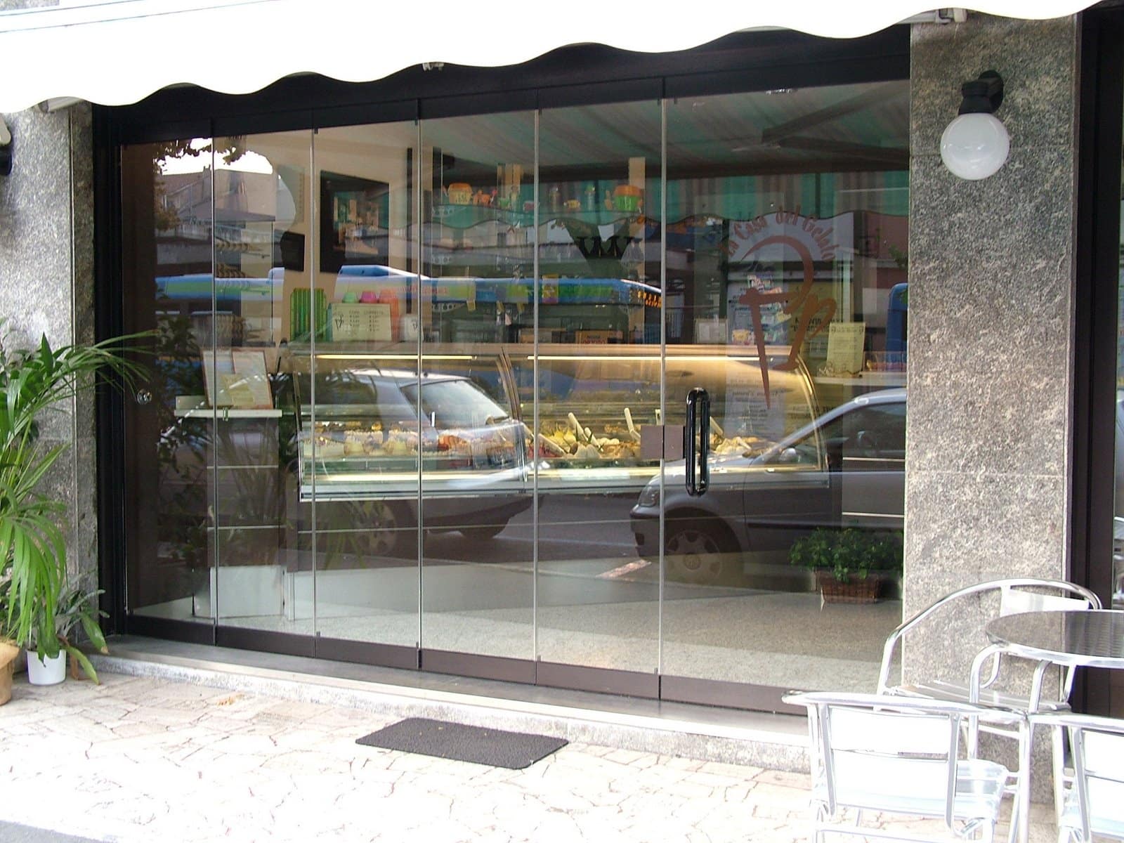 Vetrina di gelateria completamente chiusa. Vetrina di gelateria completamente chiusa.