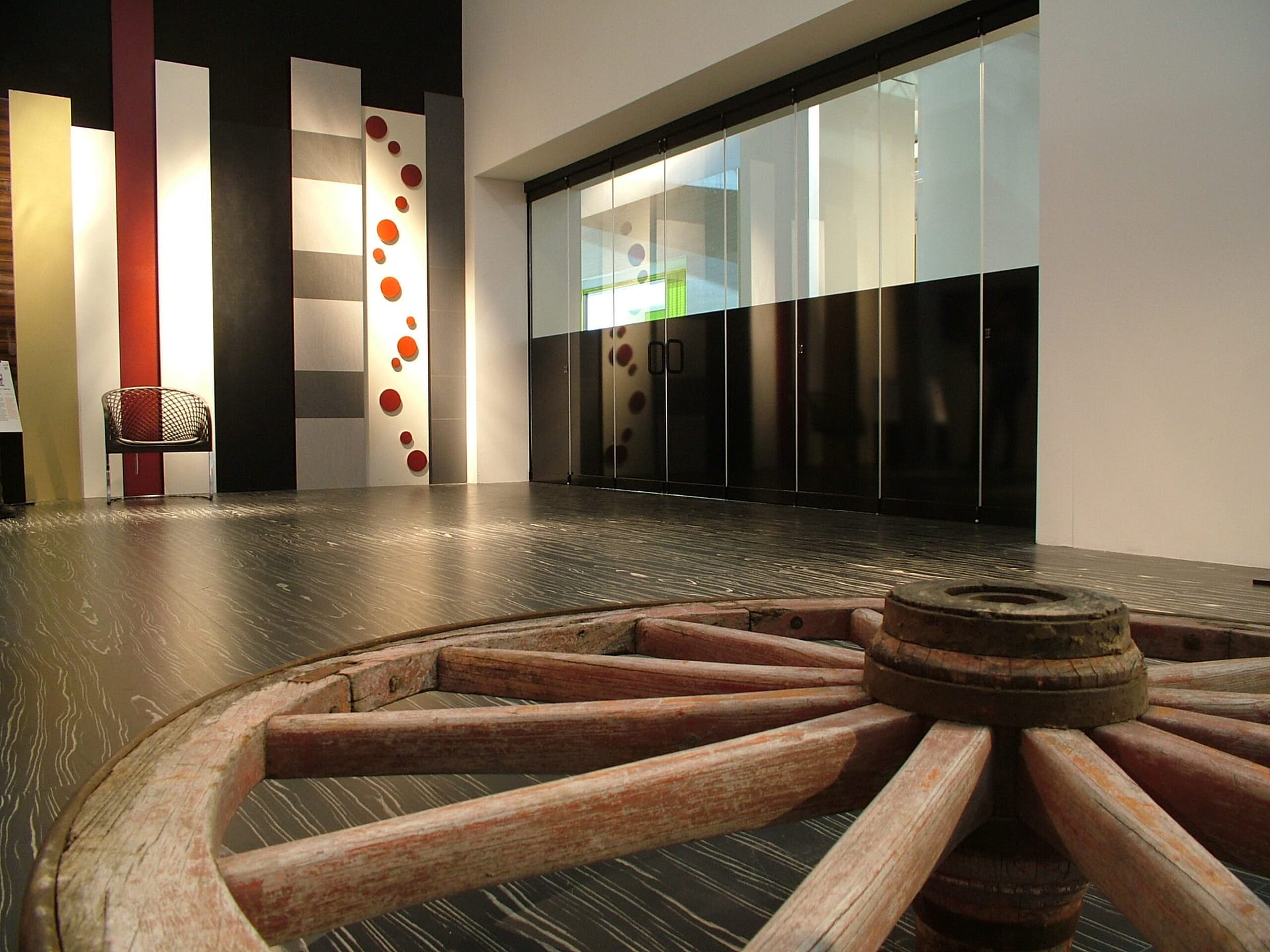 Divisorio per interni realizzato con vetro semitrasparente. Proposta di design mostrata alla mostra tematica della fiera Made Expo di Milano - 2008