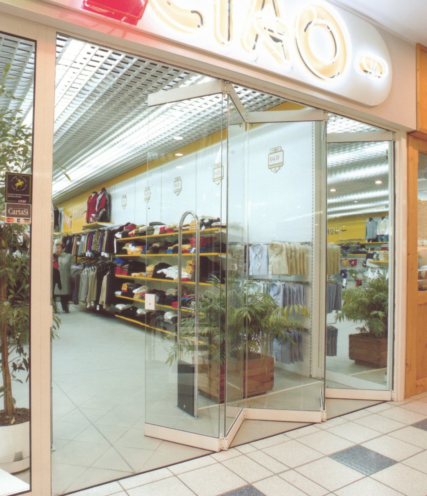 Vetrina di un Centro Commerciale - Divisorio per interni. Vetrina di un Centro Commerciale - Divisorio per interni.