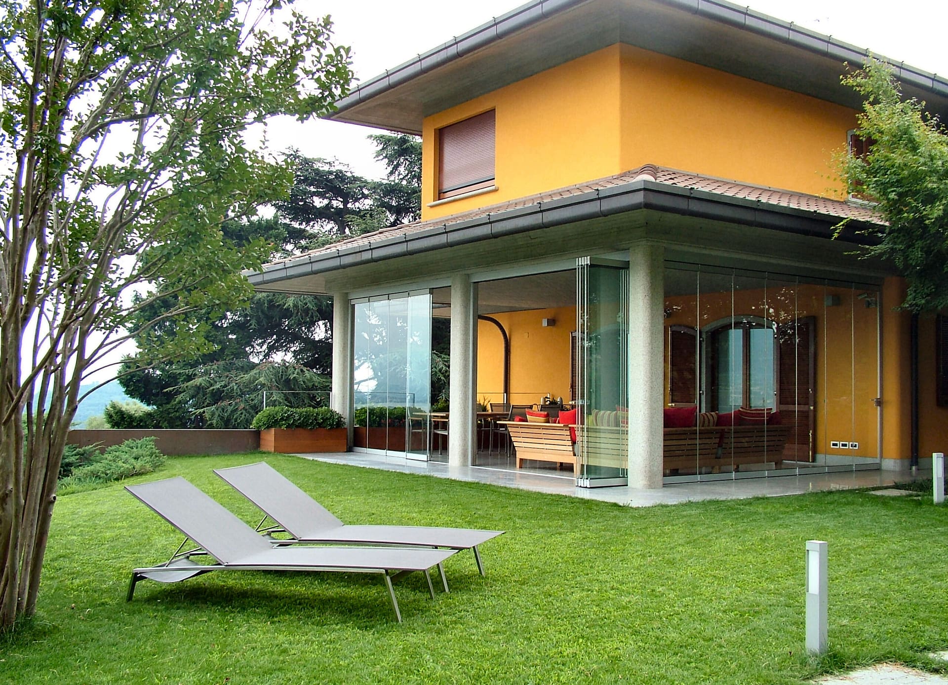 Porticato chiuso con Vetrate Giemme System. Vista esterna.