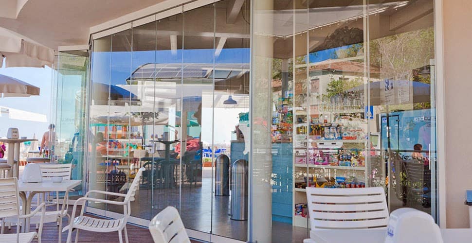 Vetrata in vicinanza al mare Vetrata in vicinanza al mare