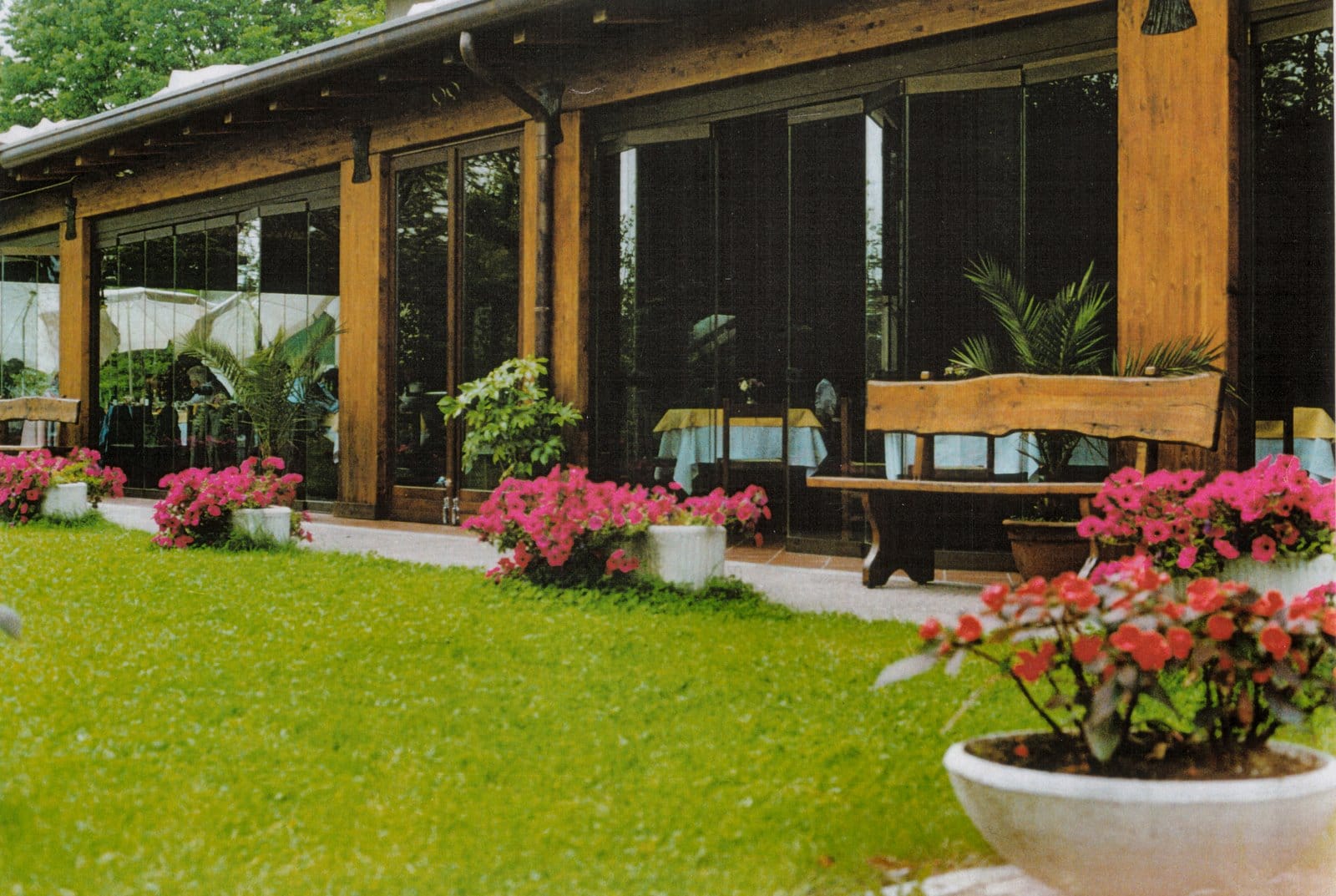 Ristorante con vetrate Giemme System con effetto legno. Ristorante con vetrate Giemme System con effetto legno.